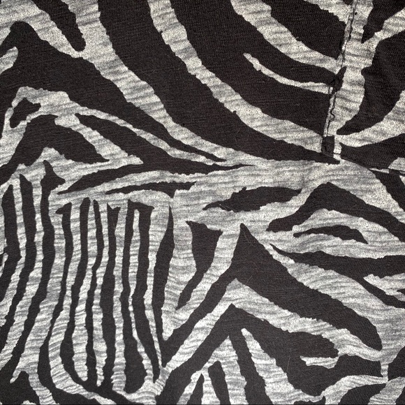 🔥SOLD🔥 Zebra Striped T-Shirt Black Gray Large - Picture 10 of 16
